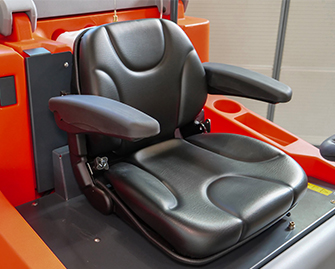 ergonomické sedadlo na umývacom a zematacom stroji ktorý sa jednoducho šoféruje