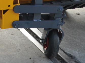 Nastavitelné oporné koleso rozmetadla umožňuje jednoduché upevnenie alebo odpojenie rozmetadla od vozíka. EPOKE TK
