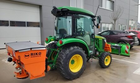 John Deere 3046R