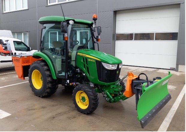 John Deere 3046R
